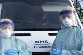 英国一群青年无视新冠病毒 在草坪饮酒狂欢 一护士指责被辱骂图片