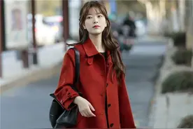 穿什么咖啡色！今年红大衣+裙子，才是新年该有的样子，时髦显白图片