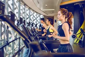 健身花40000请私教，结果男教练变女教练，男子吐槽都是身体接触图片
