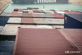 苏伊士运河被堵，这台又可怜又可爱的挖掘机在朋友圈火了图片