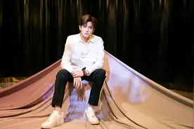 吴亦凡被爆加州留学圈选妃 少女酒局唱不出Freestyle要罚酒图片
