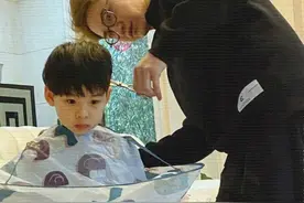 体操皇后刘璇幸福晒娃，老公化身理发师为孩子剪头，儿子星味十足图片