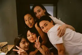 那英凌晨晒闺蜜团合影，素颜靠胡静怀里，53岁状态比一群小辈还好图片