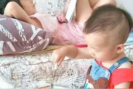 二郎腿姐姐走红，网友开玩笑：弟弟原是少爷命却成了仆人图片