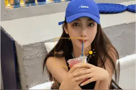 都美竹获胜后去理发店做新发型，全程笑意盈盈心情大好，素颜很美图片