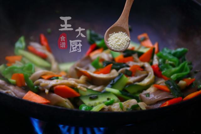 清炒鲜蘑可以这样做，味道绝对有惊喜，简单又好吃，上桌就抢光