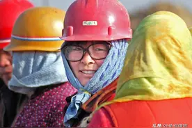 建筑工地女工人很辛苦，最尴尬的是上厕所图片