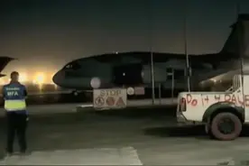 日本C2运输机降落喀布尔机场画面曝光，未获许可，正巧在爆炸现场图片