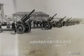 河南旧影：1960年河南纺校民兵进行炮兵训练的情景图片