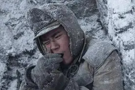 河南一高中组织学生看《长津湖》，现场吃冻土豆，却引来家长不满图片