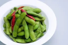 煮盐水毛豆，切忌直接下锅，做好这3步，翠绿不发黄，鲜香又入味图片