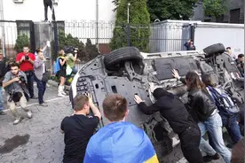 动手吗？俄驻乌使馆遭袭，外交官车辆被焚毁，美军机还上前凑热闹视频封面