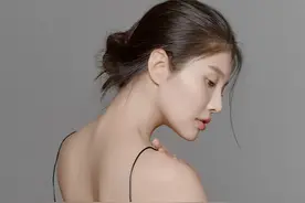 有的女人天生就是应该当明星的，天生媚骨，就连背部也是放肆的美图片