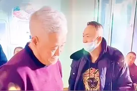 63岁赵本山亲自给剧组做饭，锅起火火苗窜过头顶，九人围吃一盘图片