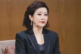 郝蕾这回造型太成功，穿西装配过膝长靴，泡面头洋气又减龄图片