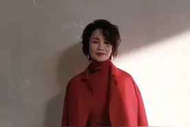 央视前主播徐俐拍大片，一身红色好亮眼，翘二郎腿气质仍优雅图片