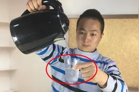 魔术揭秘：为什么100度的开水可以瞬间结冰？学会后餐桌就能表演视频封面