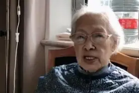 98岁老戏骨秦怡生病太憔悴，坐轮椅拍戏花絮曝光，红唇气质非凡图片