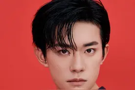 易烊千玺湿发写真帅气撩人 19岁少年焕发硬汉气图片