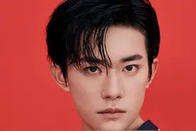 易烊千玺湿发写真帅气撩人 19岁少年焕发硬汉气图片
