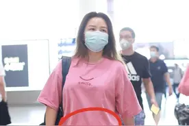 减肥终于有成效！何洁现身走机场小粗腿变肌肉腿，肚腩勉强能藏住图片