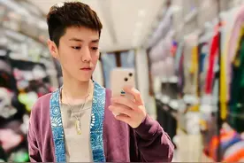 鹿晗ins更新对镜自拍，这状态又嫩回高中生了图片