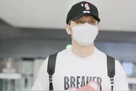 李晨背双肩包昂首阔步 穿小熊T恤童心十足图片