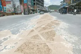 “黄金巨蟒”突现国道355平和段图片