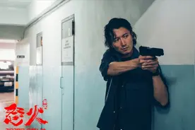 40岁谢霆锋状态比小鲜肉还好！新片烫卷毛留胡子，穿西装造型更帅图片