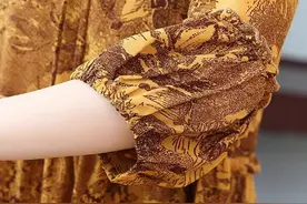 54岁女人，若工资有五千，推荐穿这“桑蚕丝”，不光高贵还显嫩美图片