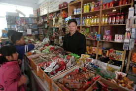 村子里的小卖部：不称职的老板卖着廉价的商品，赊账能拿粮食还图片