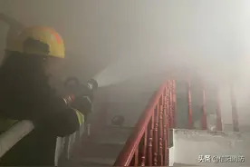 信阳一居民家中煤气罐突然着火，随时可能爆炸，消防快速处置！图片