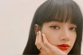 Lisa51cm的蚂蚁腰太惹眼，短款卫衣配丝绒套装，显高显瘦图片