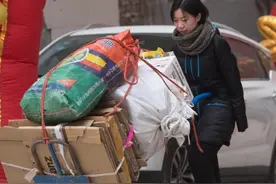 奶奶捡废品养大独臂女弃婴，女孩一边读研究生一边捡废品伺候奶奶图片