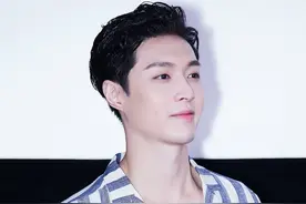 长沙小骄傲张艺兴，穿着条纹衬衫有根正苗红的气质图片