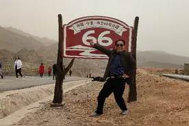 宁夏中卫有一条横穿荒漠的公路，名叫六十六号公路图片