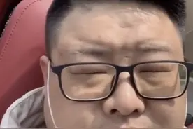 青岛小伙直播闭眼开车？50多万网友一脸问号！本人发视频澄清，真相有点残忍哈哈哈哈图片