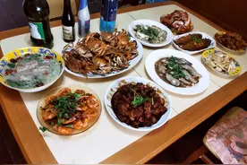 晒晒东北人的中秋家宴，海鲜大肉摆满桌，南方网友：看着就饱眼福图片