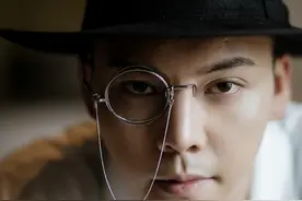 陈伟霆 单边链条眼镜+礼帽杀，侧颜更是帅气满分图片