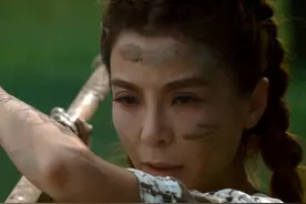 央视主持人朱迅素颜曝光，穿紧身衣训练凹凸有致，身沾泥巴不怕脏图片