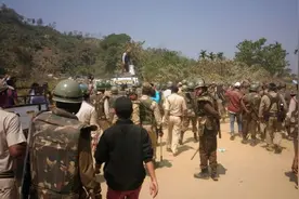 印度内战终于打响？数百军警拔枪火拼，莫迪急调中央军镇压图片