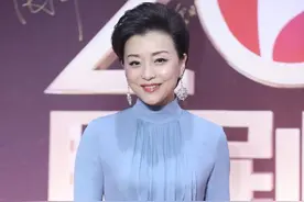 40岁之后，放弃牛仔裤配运动鞋，学杨澜这样穿，打造中年高级感图片