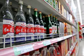 超市货架上，10多元的白酒能喝吗？10多元能买到纯粮食酒吗？图片
