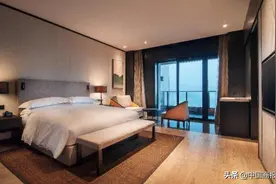 陌生男子深夜刷卡进入一女士房间，酒店的安全门谁来守？图片