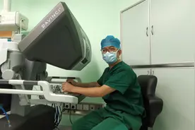 机器人做手术靠谱吗？一起揭秘这位医生的神秘 “助手 ” ！图片