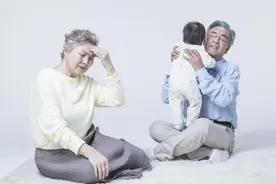 一听女儿要生二胎，亲妈吓得跌坐在沙发：闺女啊，我是真带不动了图片