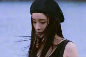 杨幂这身材忒瘦了，穿牛仔裙站海边骨瘦如柴，真怕海风把她吹走了图片