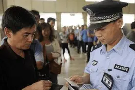 警察查身份：为何不是一一排查？警察都看这些：记住后，懒得理你图片