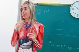 女老师穿“人体组织”紧身衣上课，被学校叫停，但学生喜欢图片