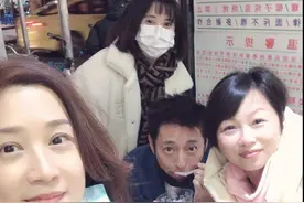 吕颂贤晒聚会照，一群港星街边蹲着吃小吃，何美钿的脸也太小了吧图片
